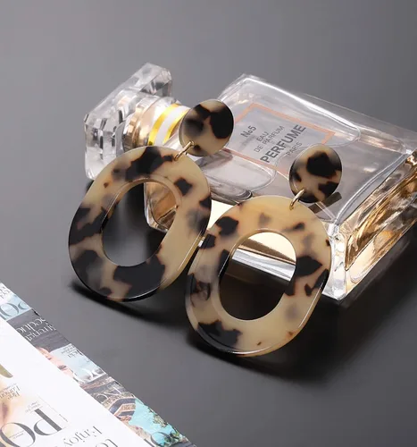Vista 3 de Aretes de acrílico para mujeres y niñas, aretes geométricos de resina con acetato y gota de acetato, aretes de aro moteados, joyería de moda