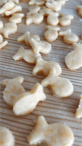 Vista 2 de Mini cortador de galletas Goldfish de 1 pulgada - Hecho a mano en los Estados Unidos - CookieCutterCom