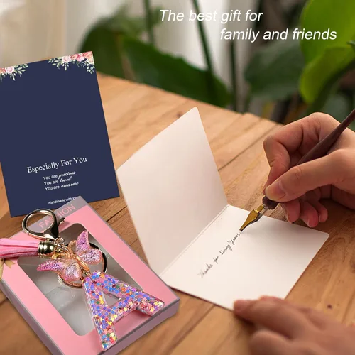 Vista 4 de THE FRIGG Bonito llavero de regalo de cumpleaños para niñas y mujeres, borla de mariposa, rosa y morado, letra inicial llavero para mochila