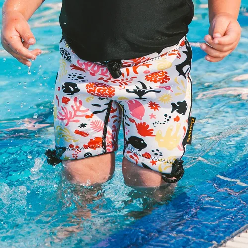Vista 2 de Conni Pañal de natación lavable para niños para incontinencia y entrenamiento para ir al baño, Sand Castle, talla 14-16