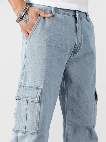 Vista 7 de Jeans para hombre con letras parcheadas con detalle de solapa, bolsillo lateral, jeans cargo para hombres