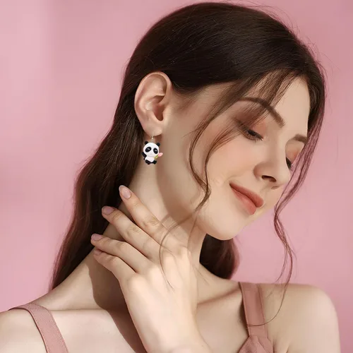 Vista 5 de 2 pares de aretes colgantes de panal con abeja, lindos insectos y pandas, aretes colgantes de resina de mariquita y panda para mujeres y niñas