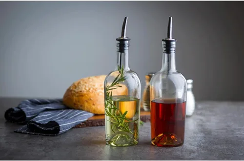 Vista 2 de Tablecraft Inicio Botella de Jarabe de Vidrio con Vertedor de Acero Inoxidable Ventilado - 17.5 fl oz