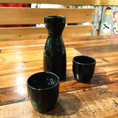 Vista 2 de Juego de 4 tazas de sake de porcelana de estilo japonés, juego de tazas pequeñas de cerámica para sake caliente o frío, tazas de sake tradicionales