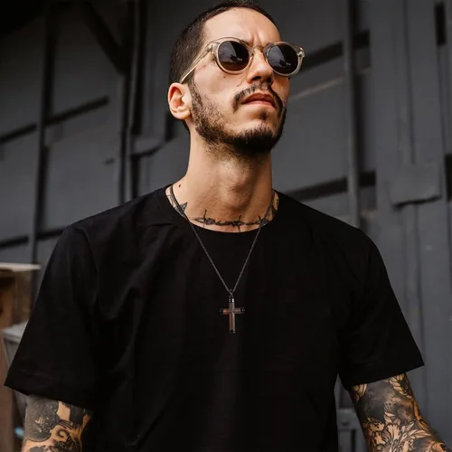 Vista 4 de Collar de cruz de madera para hombre, sándalo real con incrustaciones a mano collares de cruz para hombre, colgante de crucifijo de acero inoxidable