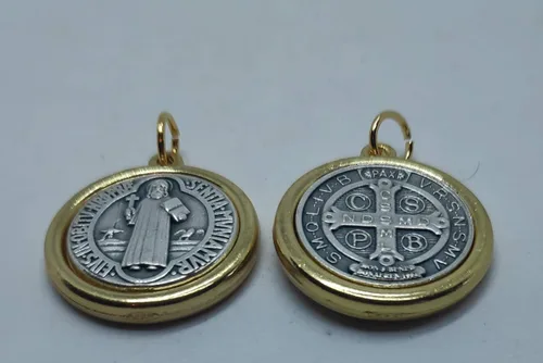 Vista 5 de Medalla de San Benito chapada en plata y oro 0,9 con cuerda negra.