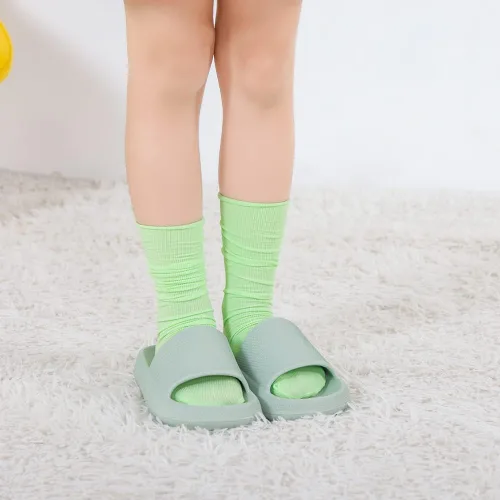 Vista 8 de FJPTREN Zapatos de nube para niños y niñas, sandalias acolchadas antideslizantes, zapatos de ducha ligeros, plataforma para niños, suela gruesa