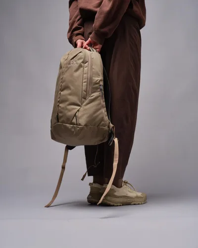 Vista 12 de Gregory Mochila de senderismo Outset Day, Desert Tan, Moderno
