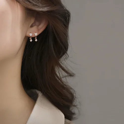 Vista 3 de SLUYNZ Aretes de aro pequeños de plata de ley para mujer, pequeños aretes de aro con flor de circonita cúbica