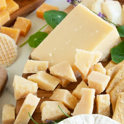 Vista 2 de Queso Parmigiano Reggiano 24 meses 2 lb Corte Club (paquete de 3) (6 libras)