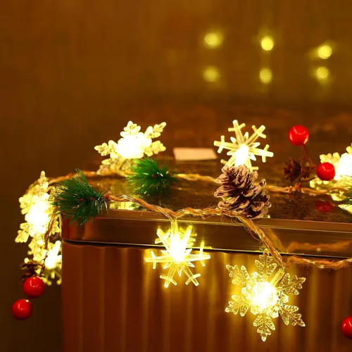 Vista 5 de Guirnalda de Navidad de 30 LED de 10 pies con Luces de Copos de Nieve, Piñas, Bayas Rojas, Luces de Hadas Operadas por Batería con 8 Modos