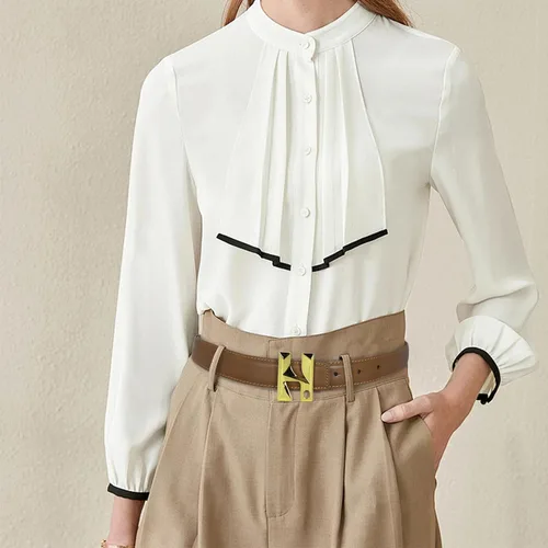 Vista 238 de Cinturón de cuero clásico con hebilla de metal para mujer con vestido de jeans