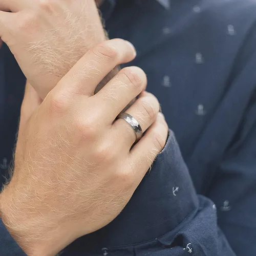 Vista 5 de Three Keys Jewelery - Anillos de tungsteno martillado para hombres y mujeres, 0.157pulgadas, 0.236pulgadas, 0.315pulgadas, negro cepillado, alianza