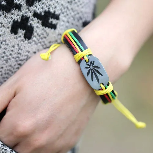 Vista 4 de Art Attack Weed 420 Marihuana CBD THC Pot Leaf Rastafari Jamaica Hip Hop Rap Pulsera ajustable, Cuero sintético