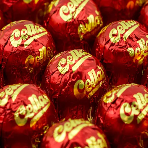 Vista 4 de Cella's - Cerezas cubiertas de chocolate con leche, dulces cordiales de cereza de primera calidad, envueltas individualmente con caja de exhibición