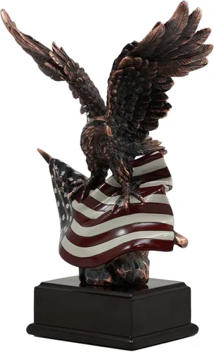 Vista 3 de Gifts & Decor Ebros Wings of Glory - Figura patriótica de águila calva que se aferra a la bandera estadounidense, bronce galvanizado, con base