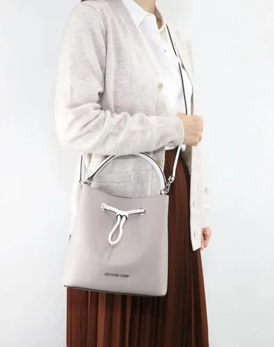 Vista 2 de Michael Kors Suri - Bolso bandolera de piel con cubo mediano