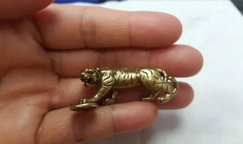 Vista 2 de DMtse Feng Shui chino de latón mini pie de tigre en moneda de la suerte decoración estatua figuritas para escultura de animales coleccionables regalo