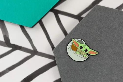 Vista 5 de Star Wars The Mandalorian The Child Baby Yoda In Carriage Esmalte Pin Toynk Exclusivo, Metal, Sin gemas.
