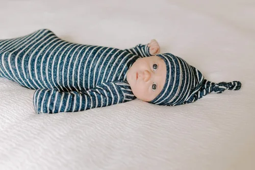 Vista 7 de aden + anais Snuggle - Set de regalo para recién nacido con vestido de bebé anudado, manta para envolver, sombrero infantil y babero bandana, 0-3