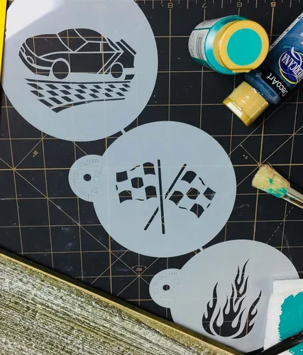 Vista 4 de Juego de plantillas de galletas de coche de carreras de Designer Stencils