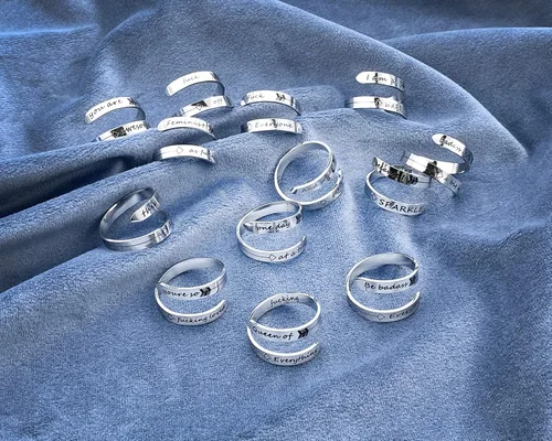Vista 5 de Vrycot anillo ajustable de acero inoxidable para mujer, con frase inspiradora keep going y never give up, anillo modernos y apilables, regalo