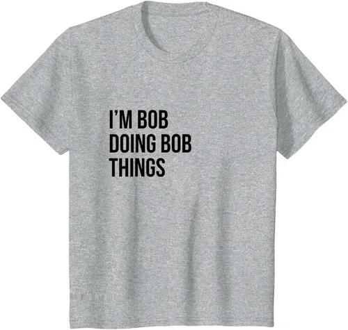 Vista 33 de Camiseta con texto en inglés "I'm Bob Doing Bob Things" Asfalto