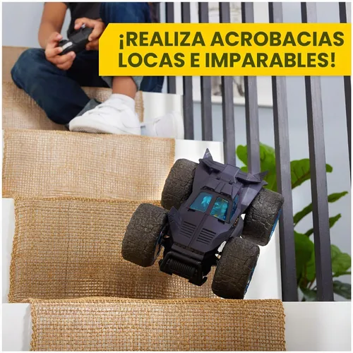Vista 3 de DC Comics, Batman Stunt Force Batmobile, auto de control remoto para interiores, Turbo Boost y trucos locos, juguetes coleccionables de superhéroes