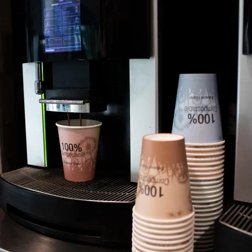 Vista 4 de Abena Tazas de café de papel desechables 100% compostables: CPLA para temperaturas más calientes, multicolor, 8 onzas – 50