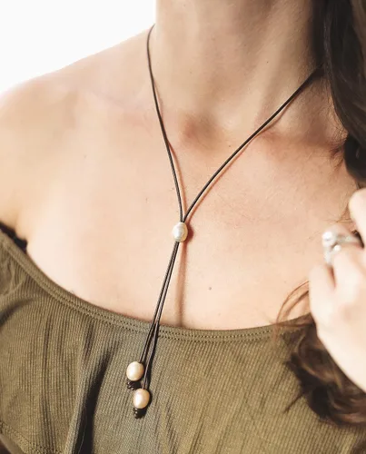 Vista 2 de Pearl Leather Lariat Necklace