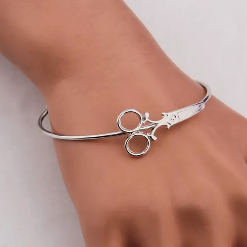 Vista 5 de Pulsera de tijeras minimalistas apilable de alambre ajustable para peluquería