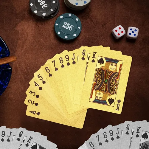 Vista 7 de INTEGEAR 2 barajas de cartas de juego, tarjetas de póquer con estampado 3D dorado en relieve de plástico PET impermeable cartas de juego de trucos