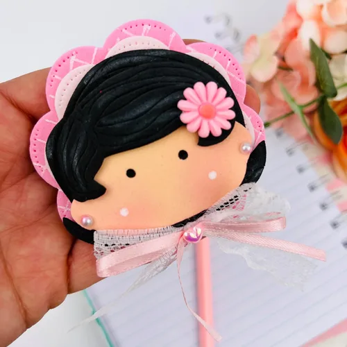 Vista 3 de Adorno hecho a mano para lápiz, adorno para bolígrafo, para niños y amantes de la escritura, aplique en goma eva. adorable adorno de niña