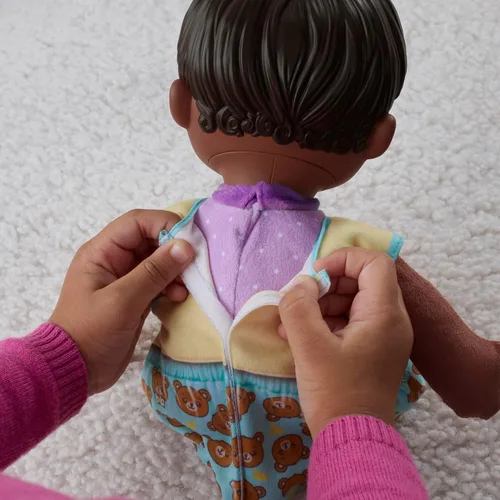 Vista 6 de Baby Alive Beary Soft Snuggles Baby Doll, pelo negro (exclusivo de Amazon)