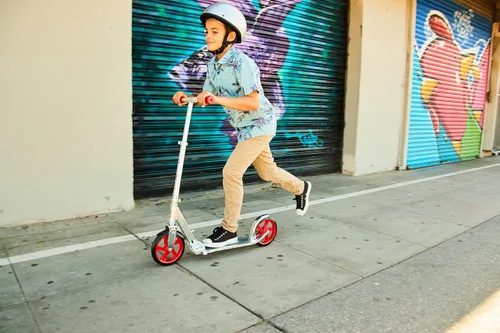 Vista 5 de Razor Patinete A5 Lux Kick para niños de 8 años en adelante, ruedas de uretano de 8 pulgadas, acabado anodizado con colores y gráficos llamativos