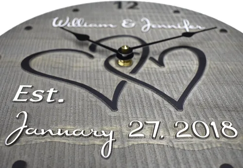 Vista 3 de Reloj de pared de madera personalizado de 11 pulgadas con corazones entrelazados para pareja, madera hecha a mano