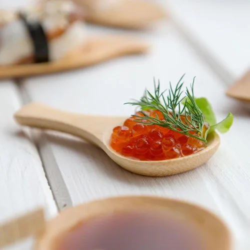 Vista 3 de Restaurantware Cucharas de degustación de bambú de 3.5 pulgadas x 1.75 pulgadas, 100 cucharas de degustación de madera tallada, mini cucharas