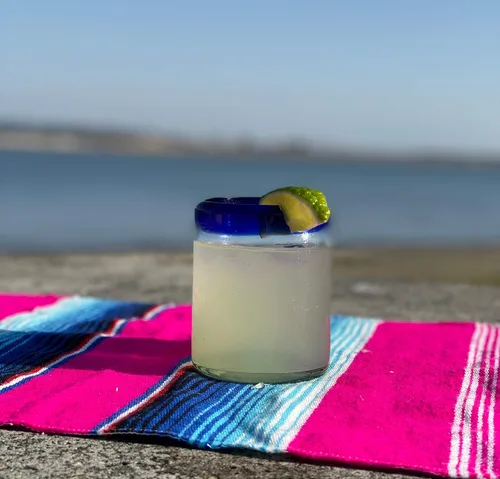 Vista 4 de Vasos de beber mexicanos soplados a mano - Juego de 6 vasos tipo tumbler con bordes azul cobalto (10 oz cada uno)