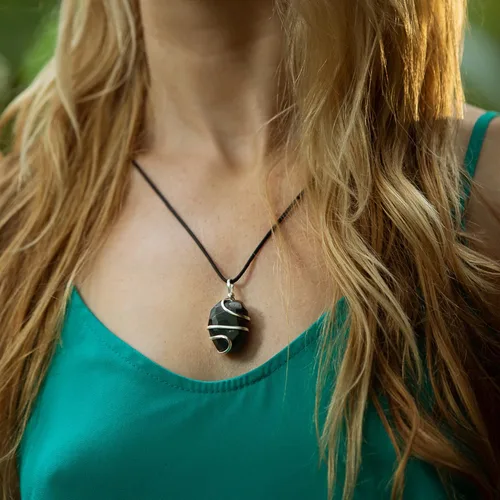 Vista 2 de AYANA - Collar con dije de cristal curativo de ágata musgosa, piedra de la madre naturaleza, riqueza, prosperidad, éxito, chakra del corazón, hecho