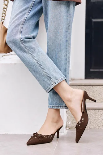 Vista 2 de Coutgo Zapatos de tacón de tacón puntiagudo con pajarita para mujer, con tachuelas, sin espalda, zapatos de tacón de aguja para vestir