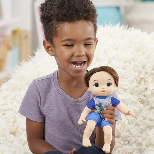 Vista 3 de Baby Alive Littles, Carry 'N Go Squad, Little Matteo Brown Hair Boy Muñeca, portador, accesorios, juguete para niños a partir de 3 años