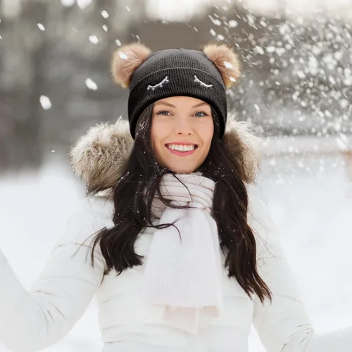 Vista 6 de Muryobao Gorro de invierno para mujer, suave y cálido, con cierre de calavera, con doble pompón, orejas