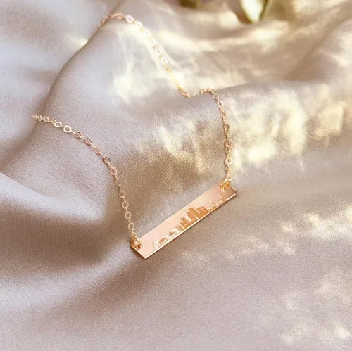 Vista 3 de Danique - Collar de barra de perfil personalizado con diseño de ciudad natal, plata de ley u oro de 14 quilates, NYC, Boston, Chicago, San