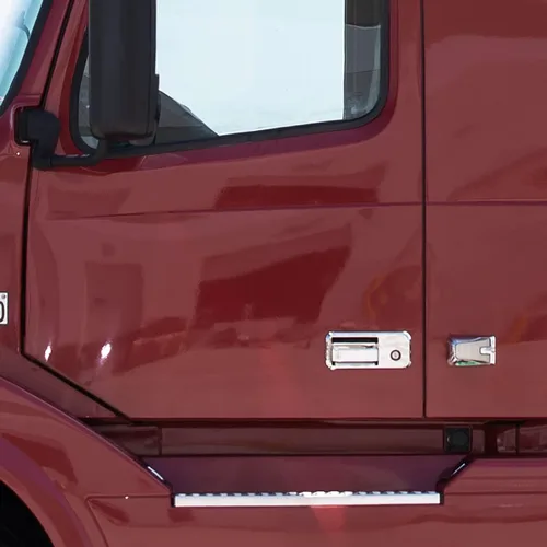 Vista 2 de United Pacific 41618 Cubierta de plástico cromado para manija de puerta exterior Volvo (juego de 2)