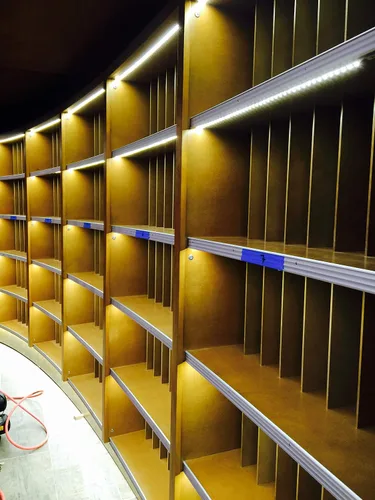 Vista 5 de NovaBright - Tira de luces LED de grado comercial - Iluminación de cinta flexible fácil de instalar con tiras adhesivas profesionales 3M - Regulable