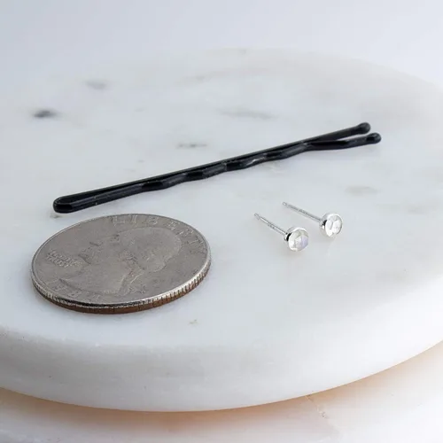 Vista 47 de Aretes pequeños de plata de ley para cartílago, tragus, hélix, múltiples piercings hipoalergénicos, piedra natal para mujer, juego de bisel