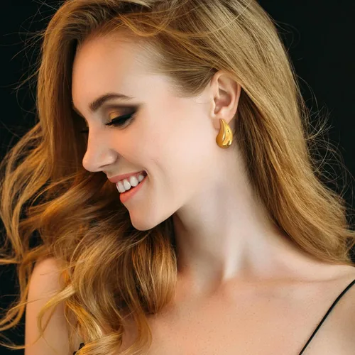 Vista 5 de Aretes de aro de acero quirúrgico 316L gruesos en forma de lágrima de oro para mujer, aretes de gota de agua, ligeros, hipoalergénicos, de diseño