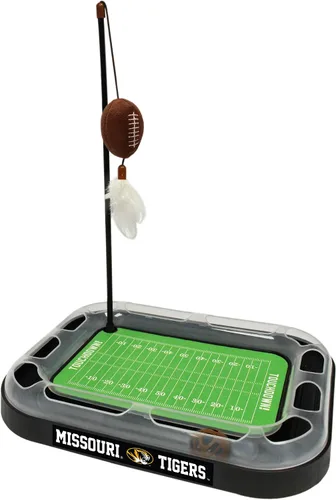 Vista 2 de Pets First NCAA Alabama Crimson Tide Football Field - Juguete rascador para gatos con peluche relleno de hierba gatera y juguete de plumas, con bola