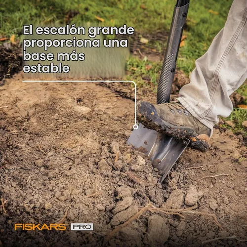 Vista 4 de Fiskars Pala de jardín profesional de 60" para excavar, herramienta de jardinería de acero resistente con mango recto