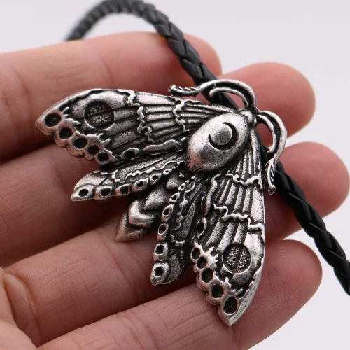 Vista 3 de Caiyao Collares de oso polar vikingo con estampado de pata, colgante de disco redondo grande de oso con huella de garra, mariposa, polilla